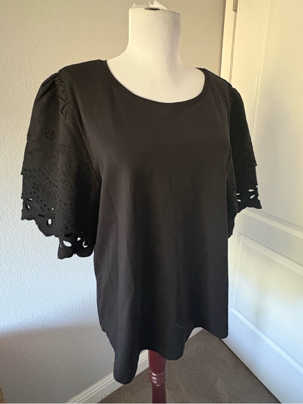 Chico’s cotton blend eyelet flutter sleeve top black size 2